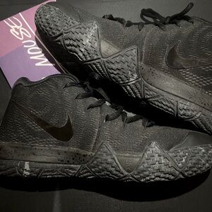 Nike Kyrie 4 black out!